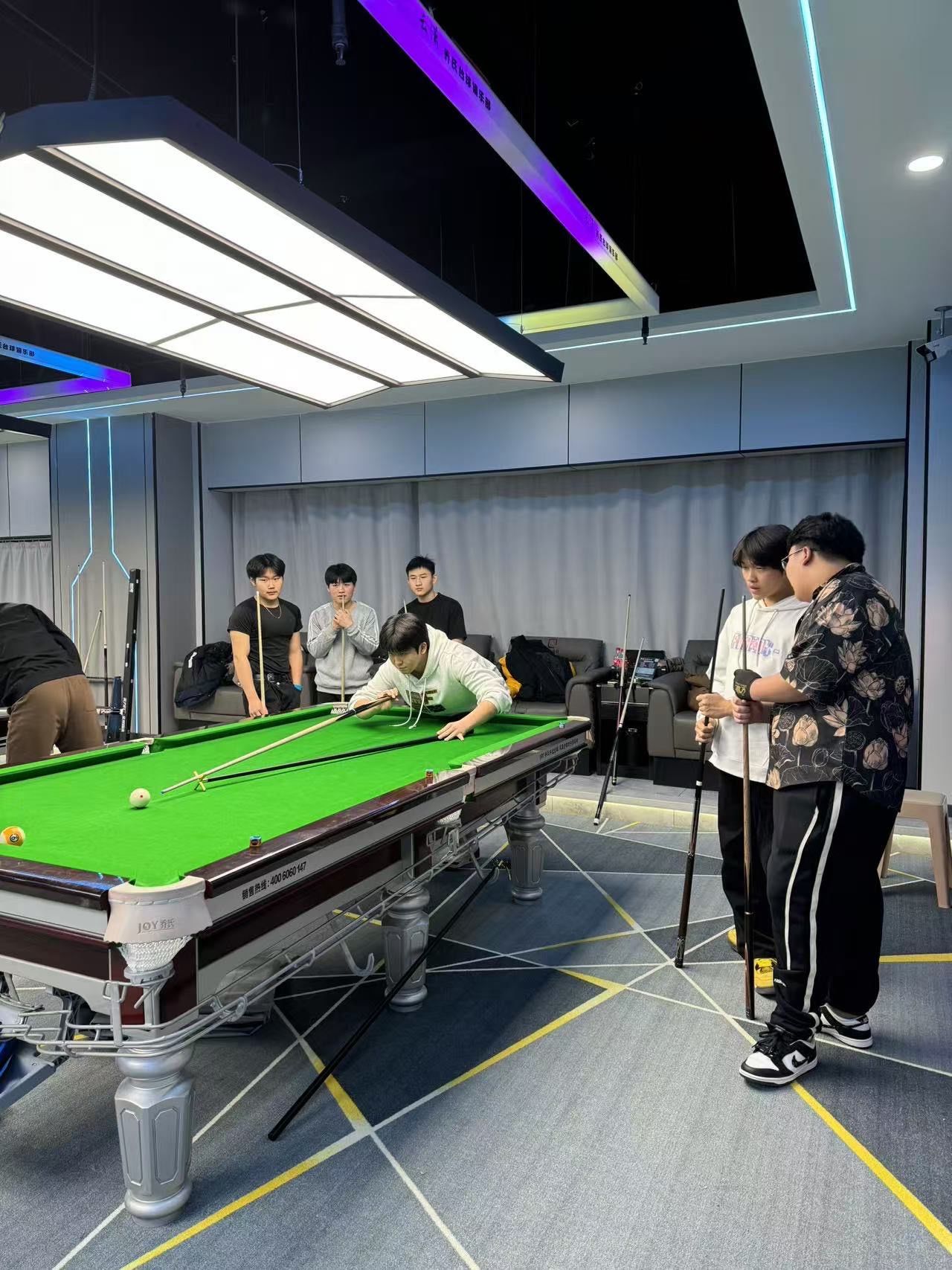 球场上的激情对决,观众尽情欣赏 球场上的激情对决,观众尽情欣赏