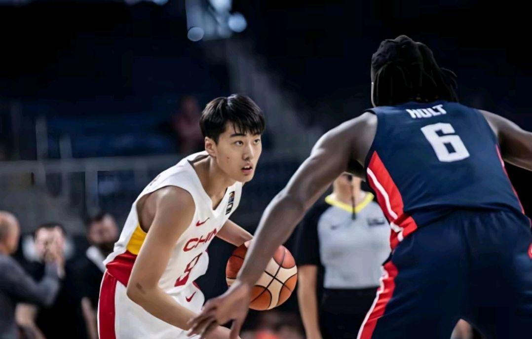 呈现精湛技艺的篮球世界杯球员风采十足