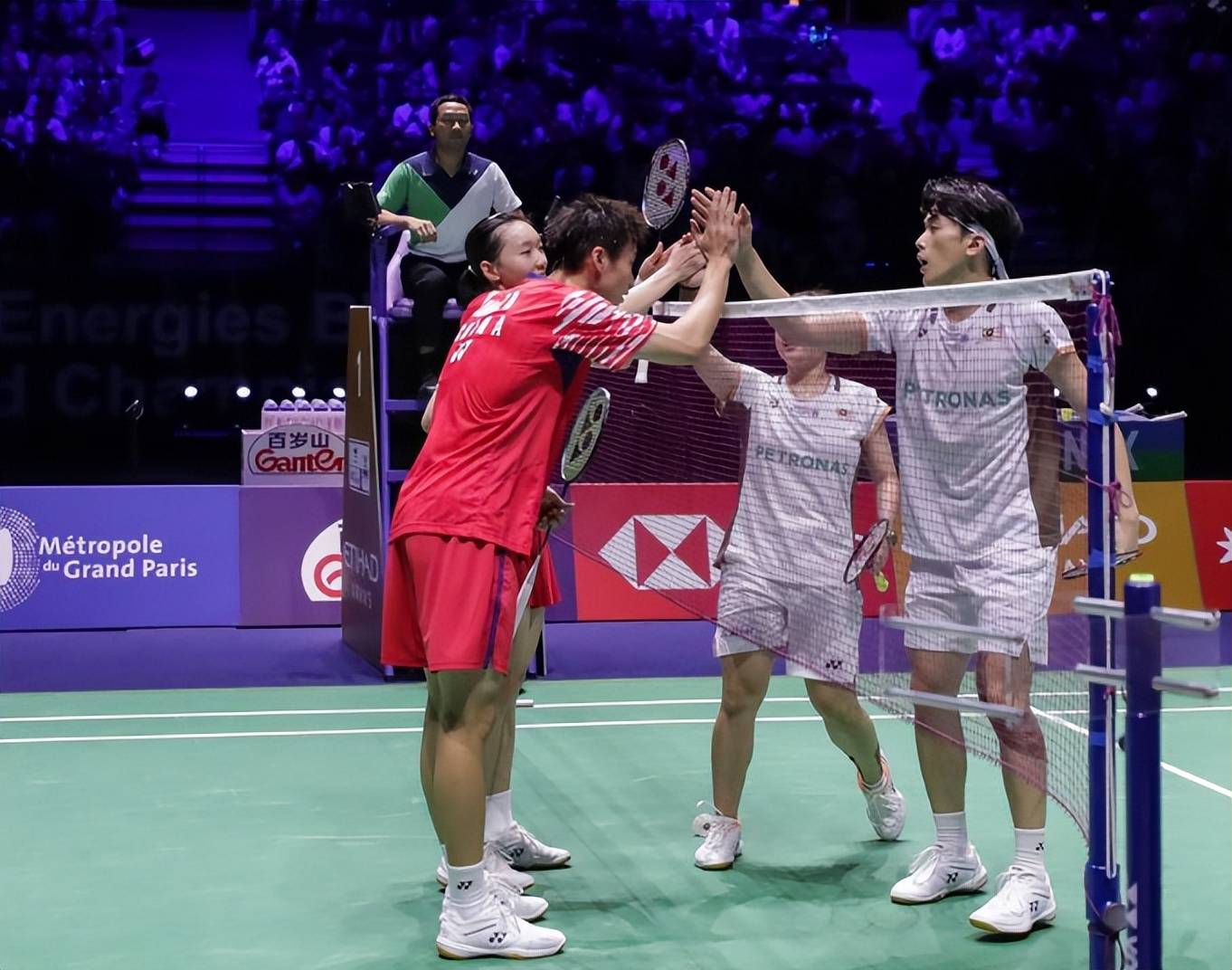 羽毛球比赛中出现暴击,运动员不敌对手!的简单介绍 羽毛球比赛中出现暴击,运动员不敌对手!的简单介绍