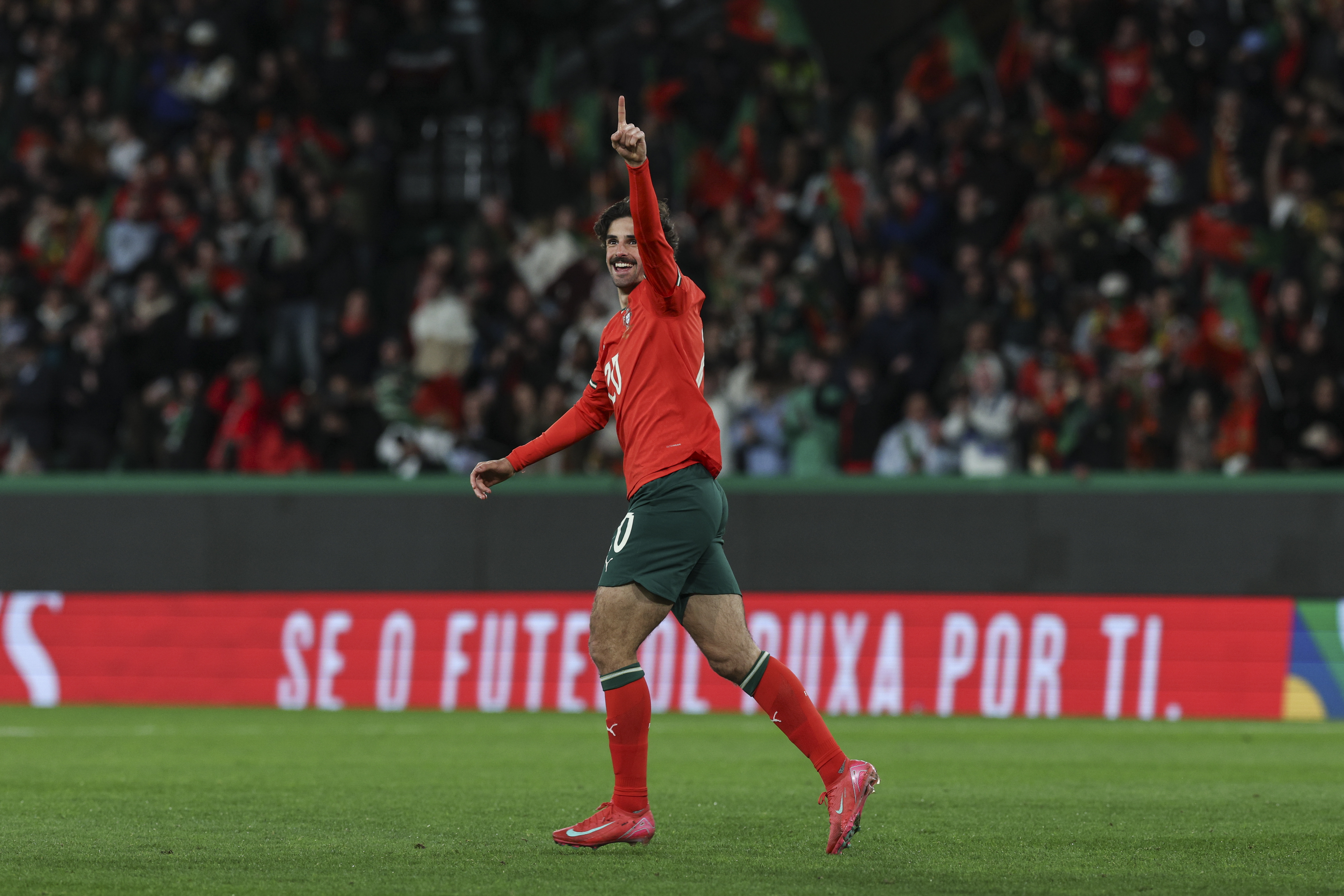 包含葡萄牙队长卢卡斯传射关键一球，为波尔图取得欧冠小组赛首胜的词条