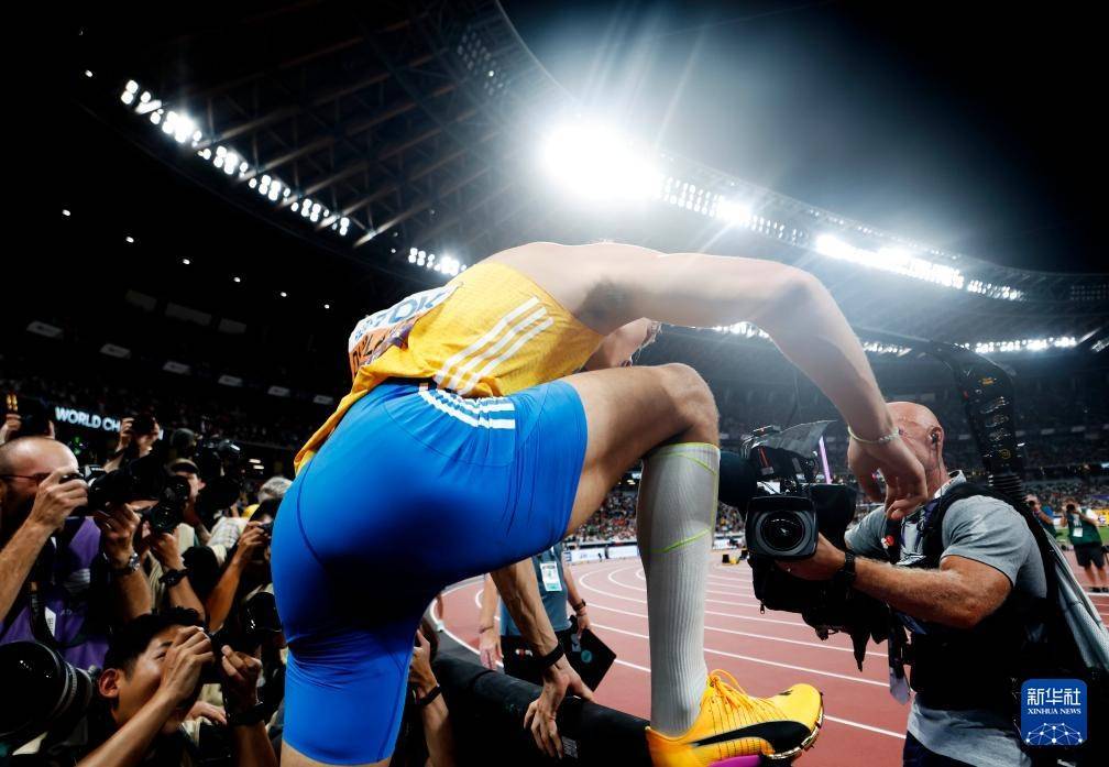 田径选手刷新世界纪录,震撼全场 田径选手刷新世界纪录,震撼全场
