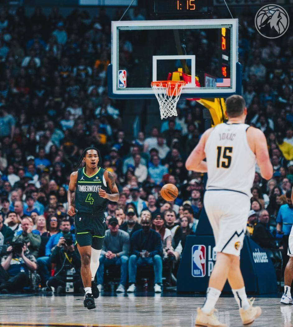 雷霆鏖战北京队,克莱点燃赛场 雷霆鏖战北京队,克莱点燃赛场